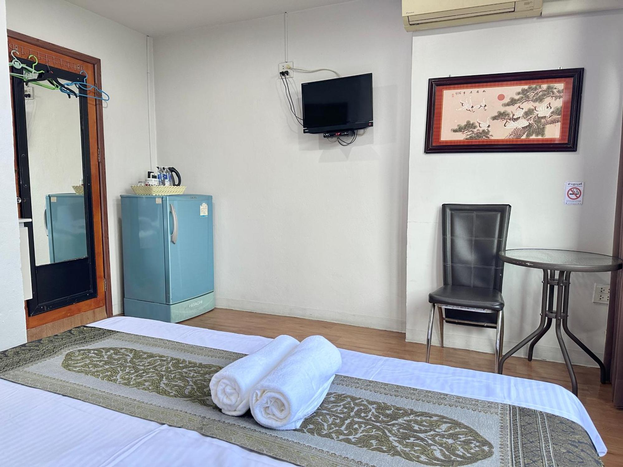 Longzhu Guesthouse Bangkok Exterior photo