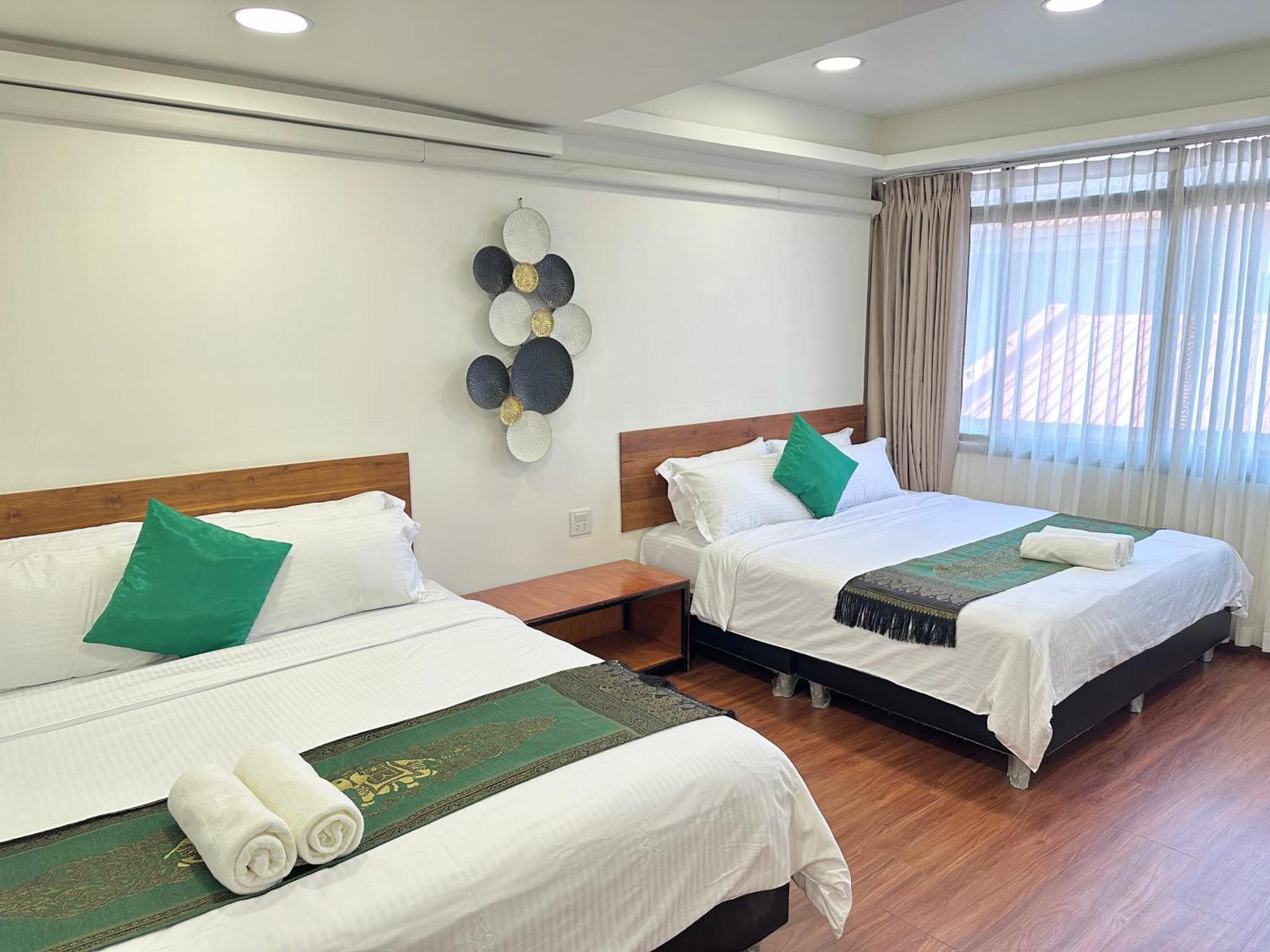 Longzhu Guesthouse Bangkok Exterior photo