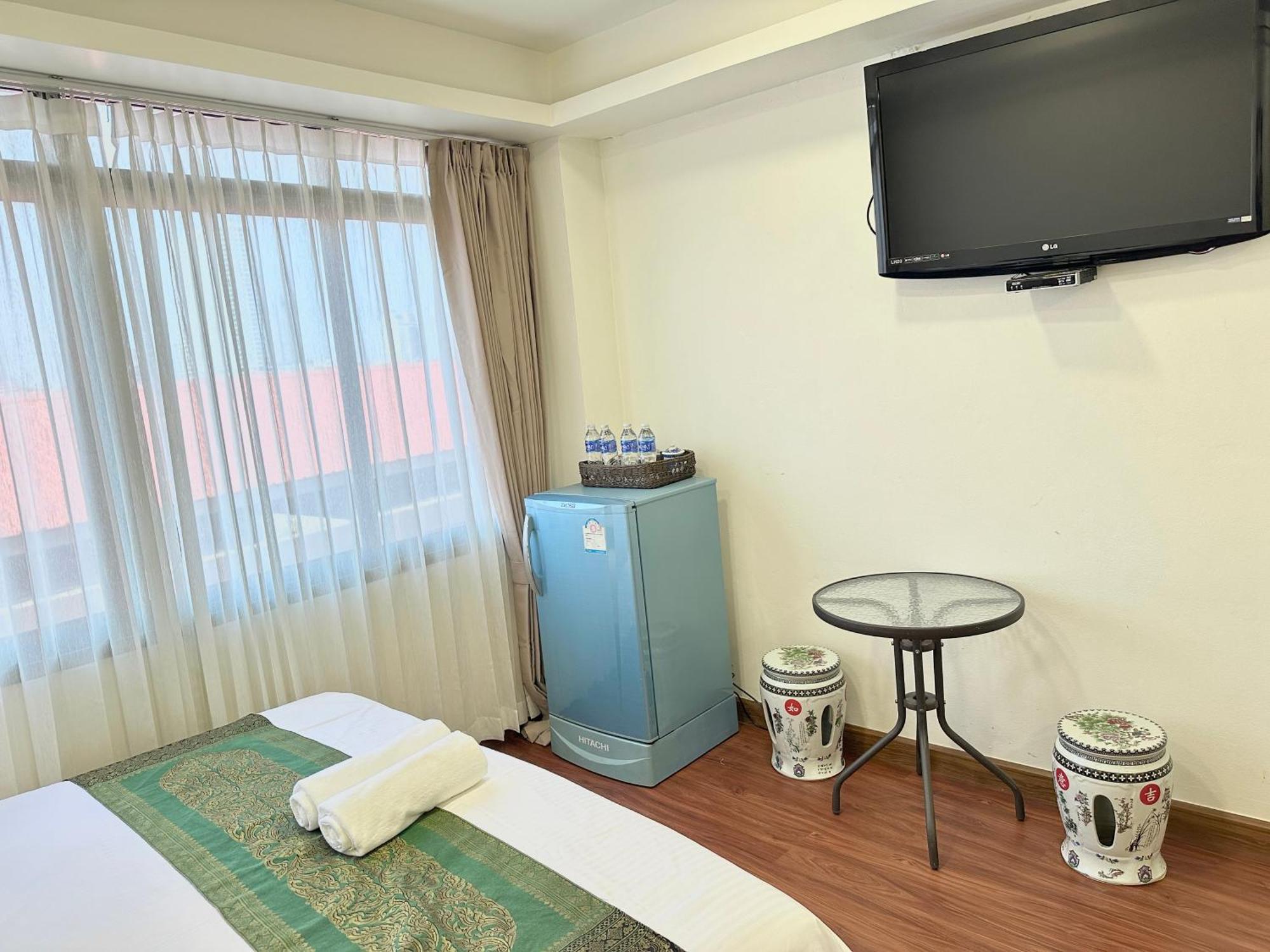 Longzhu Guesthouse Bangkok Exterior photo