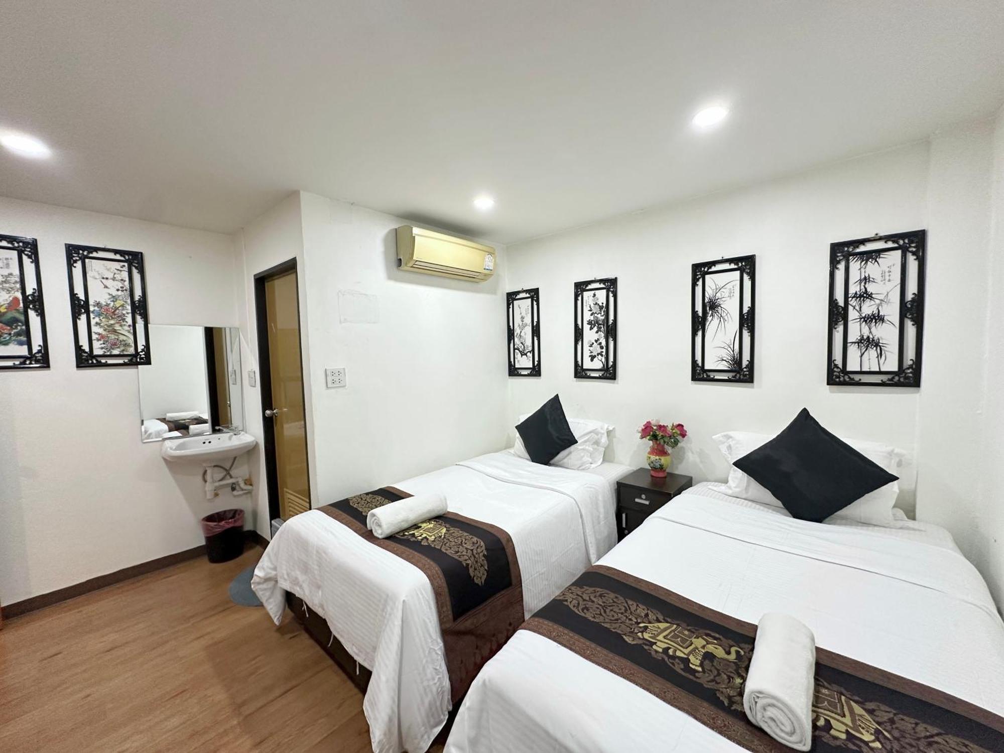 Longzhu Guesthouse Bangkok Exterior photo