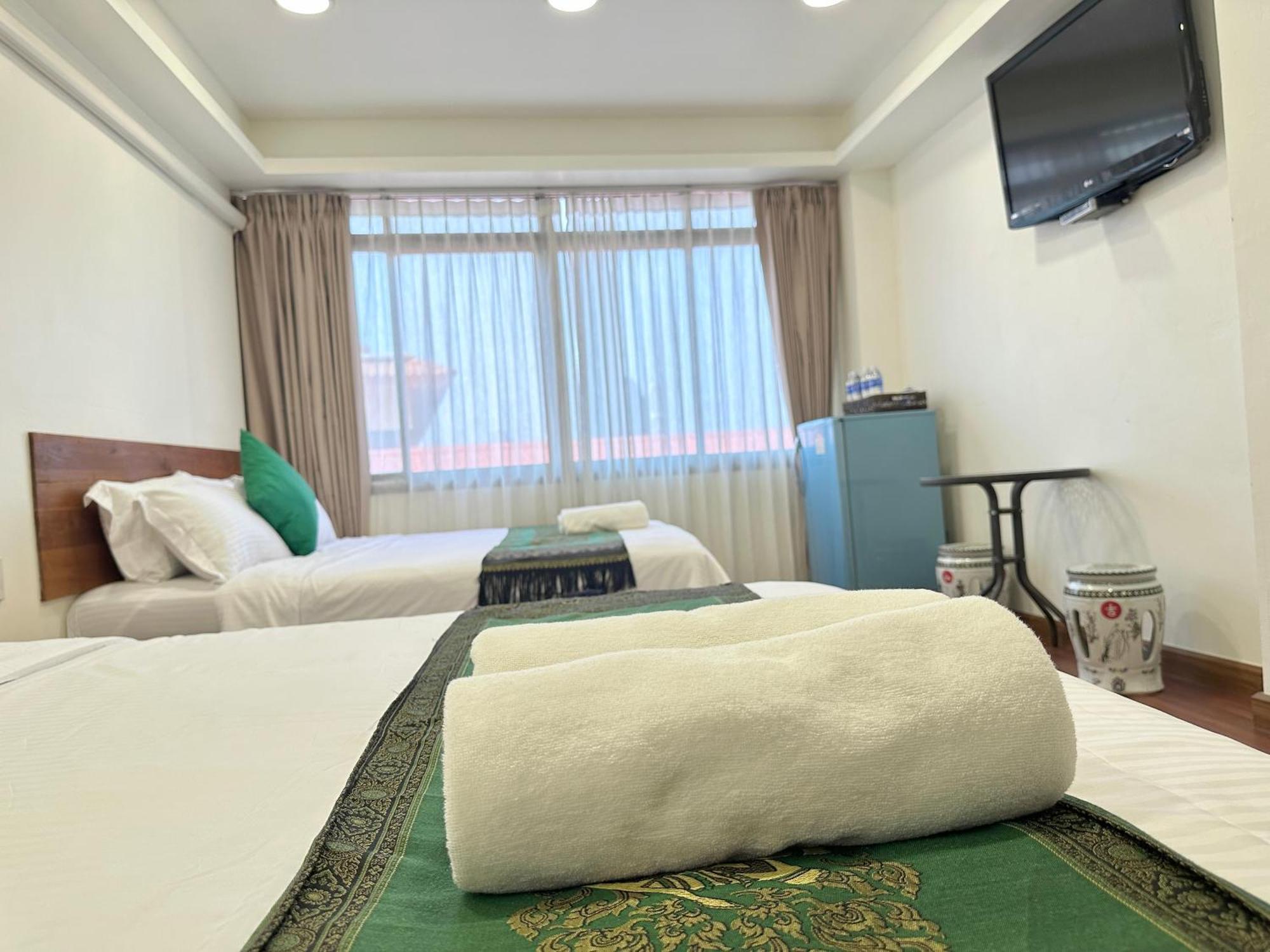 Longzhu Guesthouse Bangkok Exterior photo