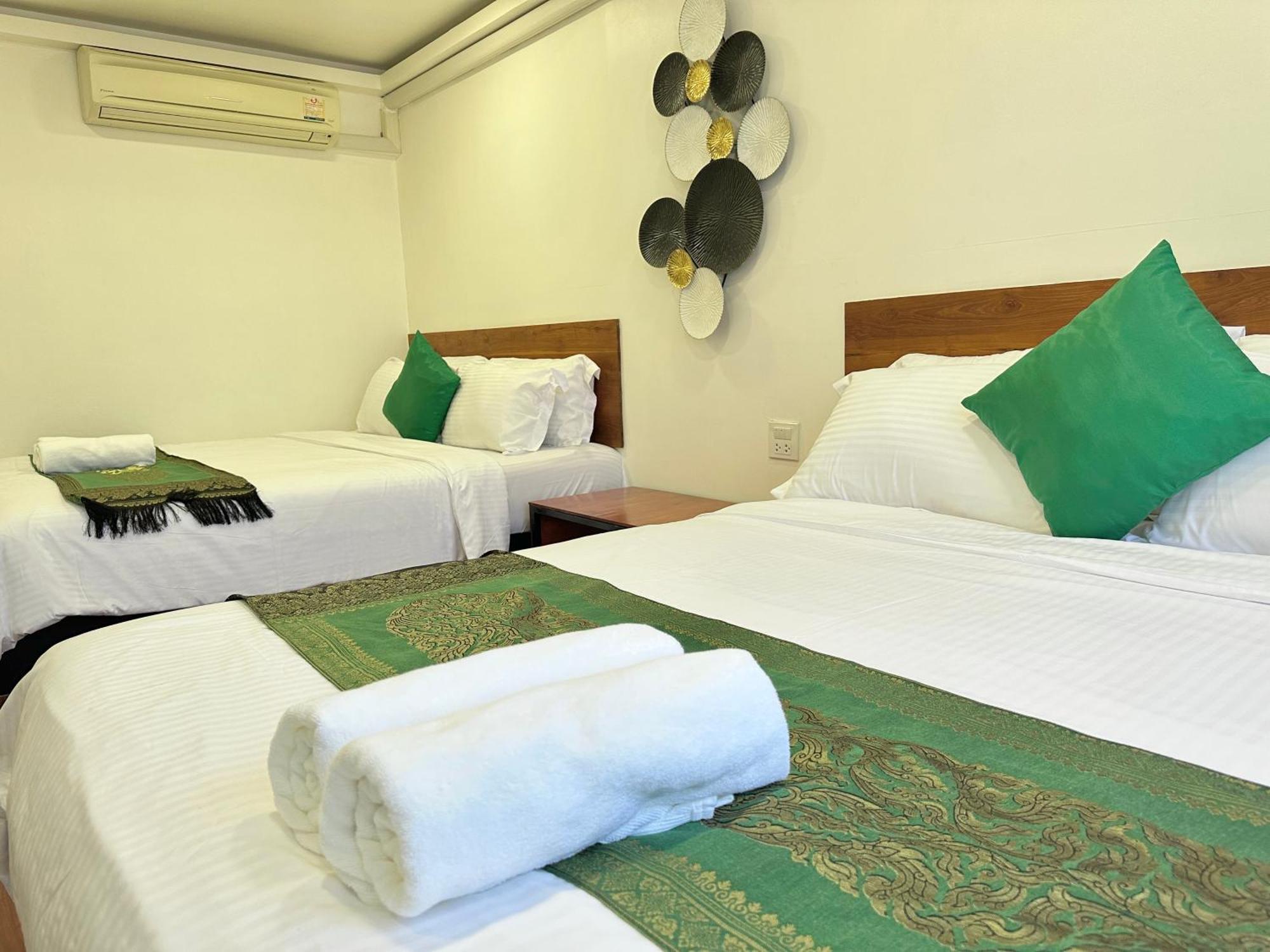 Longzhu Guesthouse Bangkok Exterior photo