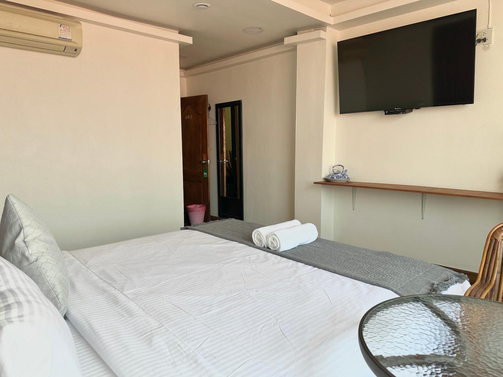 Longzhu Guesthouse Bangkok Exterior photo