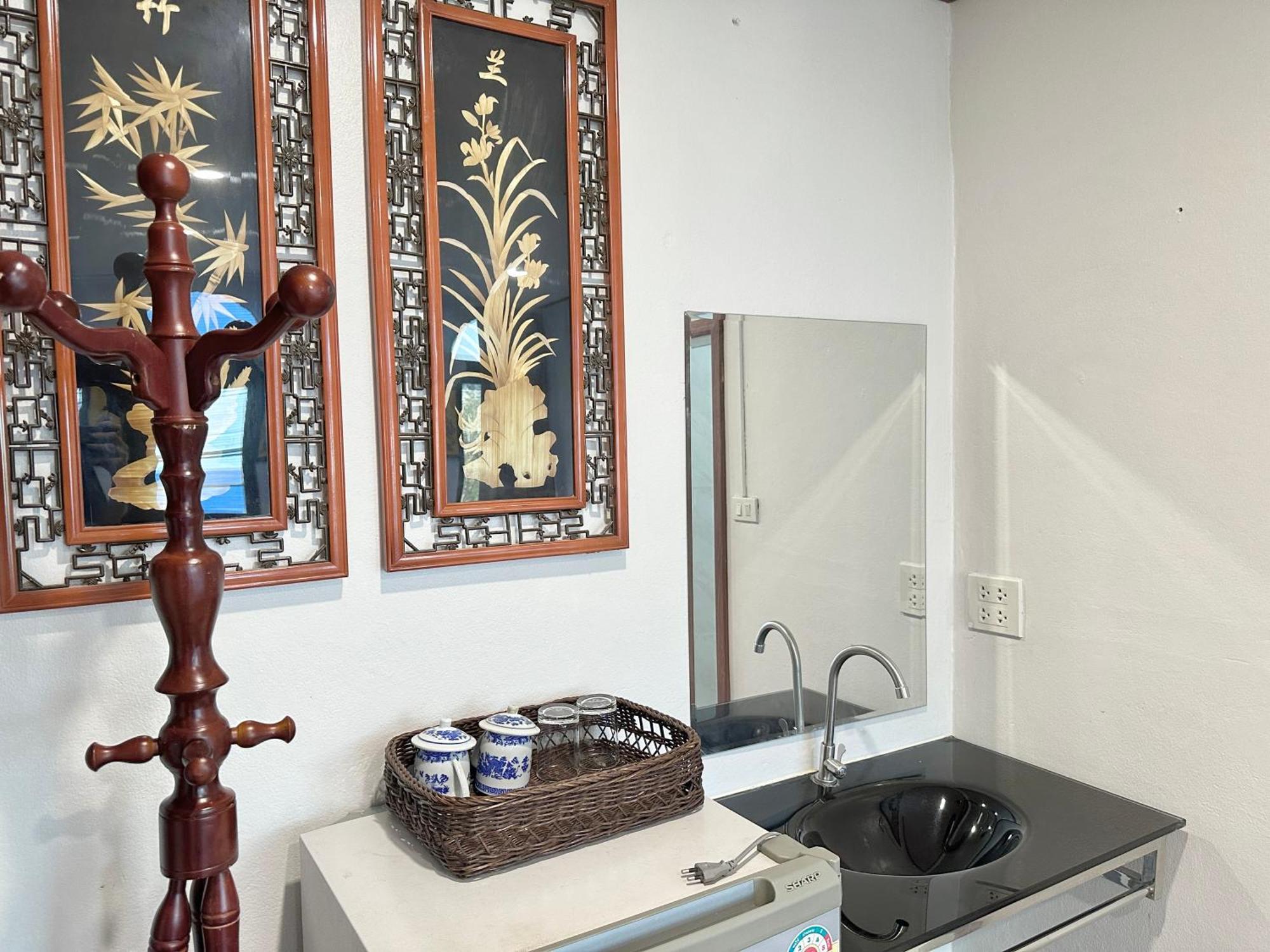 Longzhu Guesthouse Bangkok Exterior photo