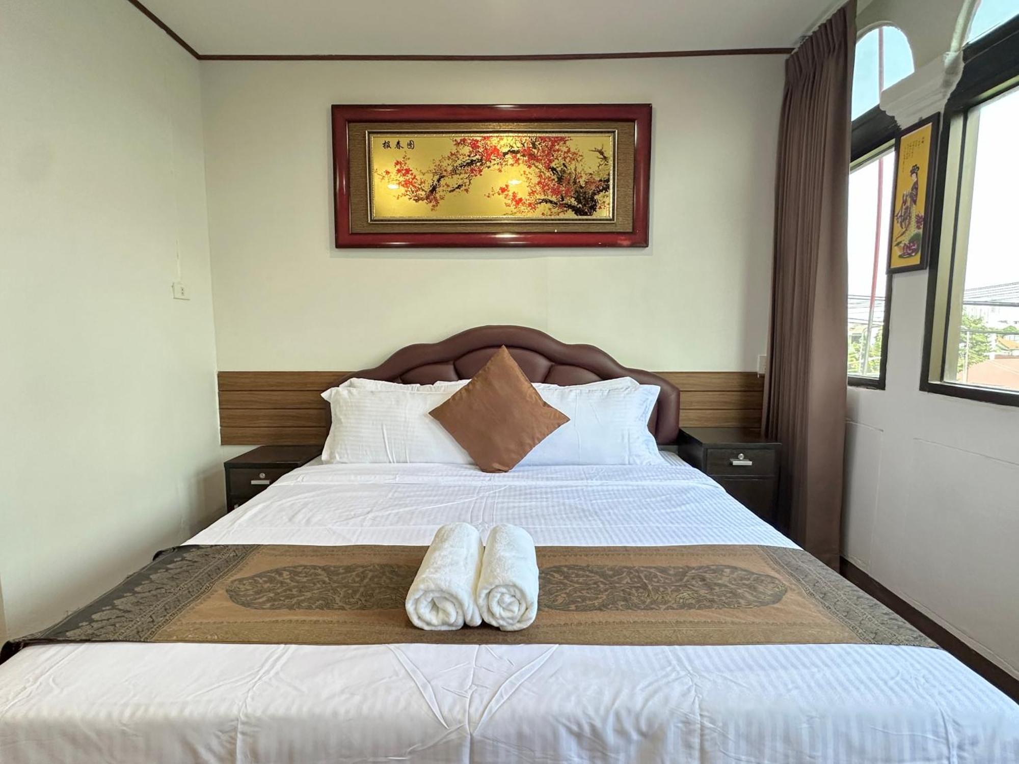 Longzhu Guesthouse Bangkok Exterior photo