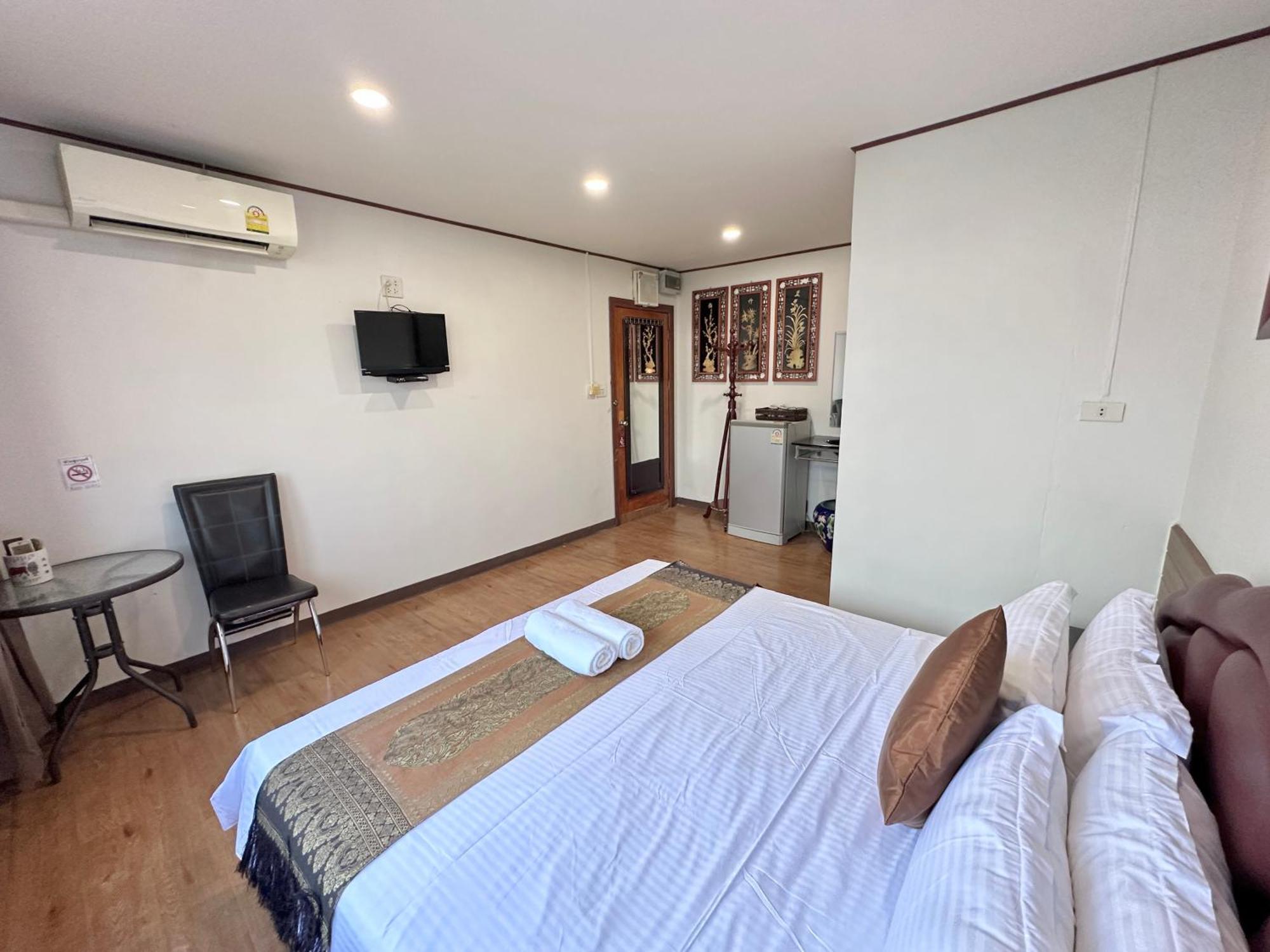 Longzhu Guesthouse Bangkok Exterior photo
